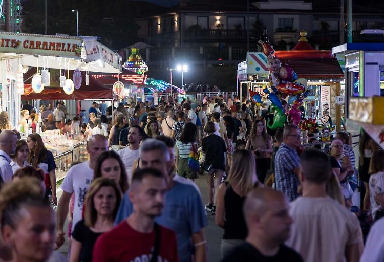 Cremona, magìa del Luna Park. Vertigine di colori e odori
