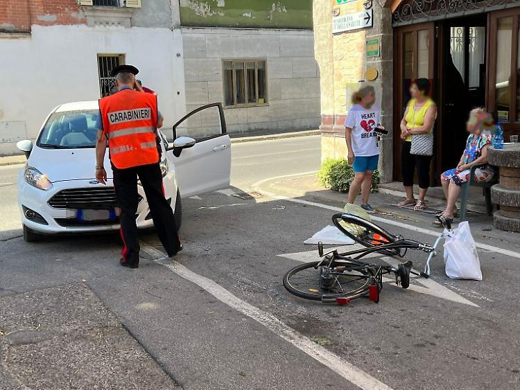 Ciclista 64enne investita da auto, la donna trasportata in ospedale