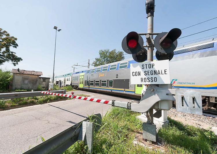 Ragazza travolta dal treno, i parenti di Elisa: «I nostri dubbi sul perito del pm»