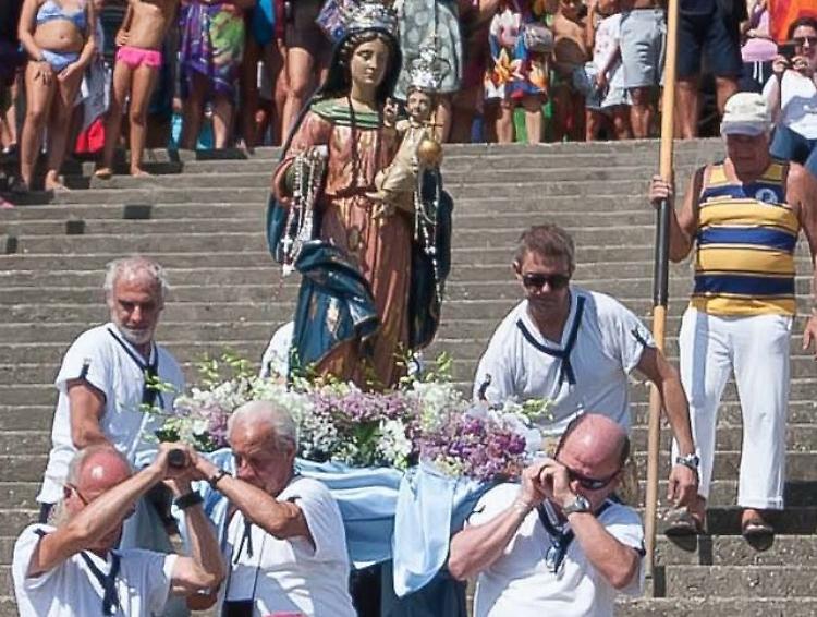 Processione sul Po con la statua replica dell'Assunta