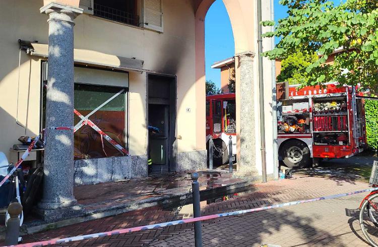 Fiamme e paura nel salone dell’estetista: danni ingenti