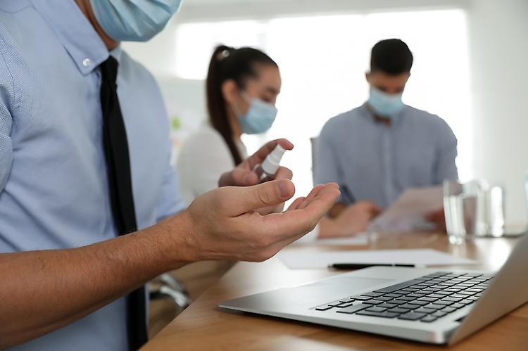 Covid, al lavoro con mascherina e smart working per i fragili