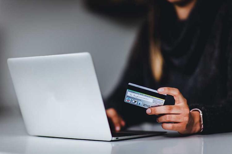 Clicca sul link-trappola inviato nella finta mail delle Poste, conto svuotato
