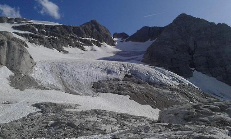Marmolada, crolla ampio seracco di ghiaccio: 7 feriti