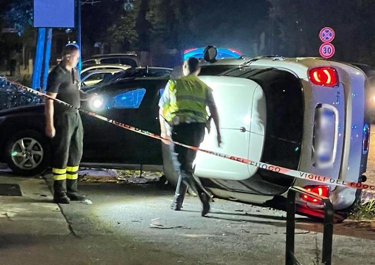 Perde il controllo dell'auto, abbatte un albero e si ribalta: ferito un 28enne