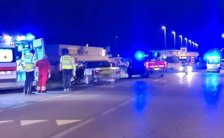 Scontro tra auto nella notte a Castelvetro: tre feriti, uno grave 
