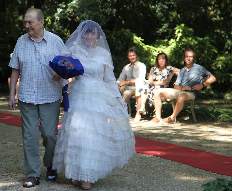 Sfilata di abiti da sposa per i nonni della Fondazione Guida di Fengo