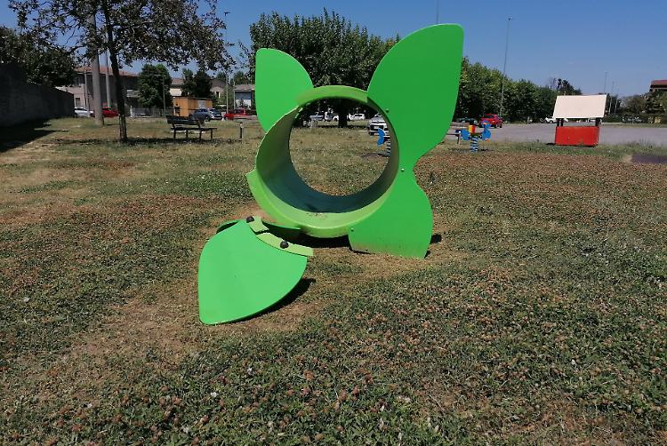 Ancora vandalismi, parco senza pace. Il sindaco: «Adesso basta»