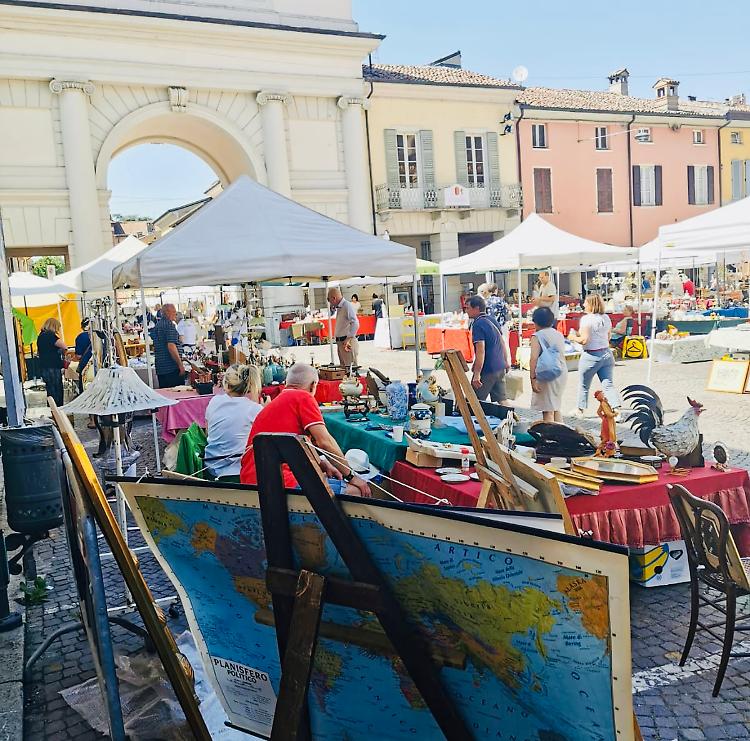 Antiquariato, il mercatino del collezionismo preso d'assalto dai turisti