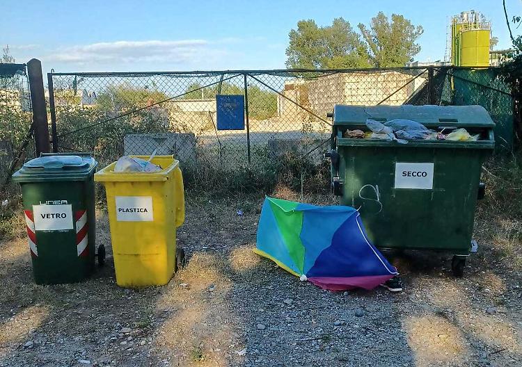 Ciclopedonale invasa dai rifiuti: «Servono bidoni più capienti»