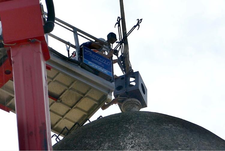 Giù il crocifisso, torre sicura. E riaprono piazza e chiesa