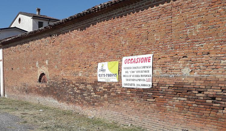 &laquo;Cascina con bunker e via di fuga in vendita&raquo;