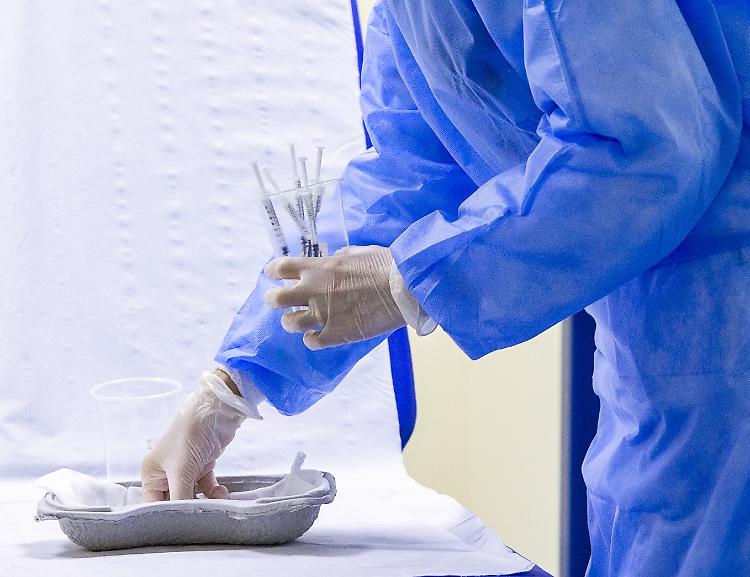 Quarta dose per Over 60 e persone con fragilità: dal 18 luglio anche all'Hub Sapiens