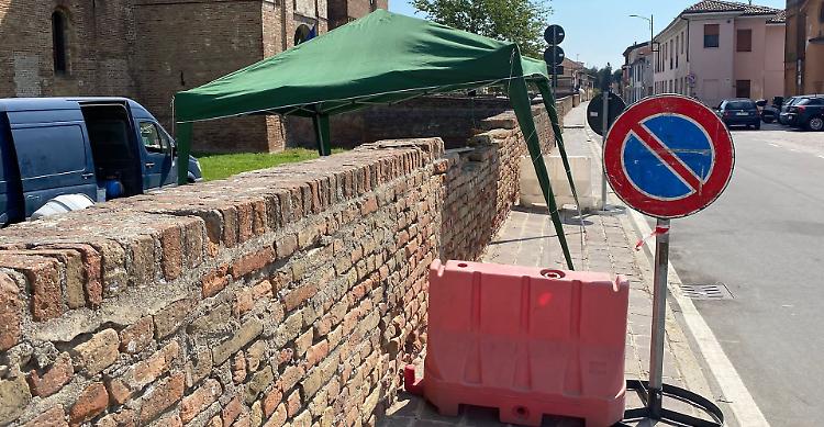 Buco nel muro del castello di Pandino: «Ecco il conto per ripararlo»