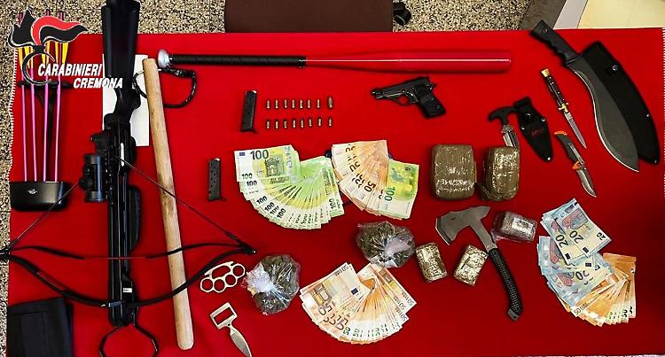Smantellata una base di spaccio in città: un arresto, quattro denunciati, sequestrato di armi e droga