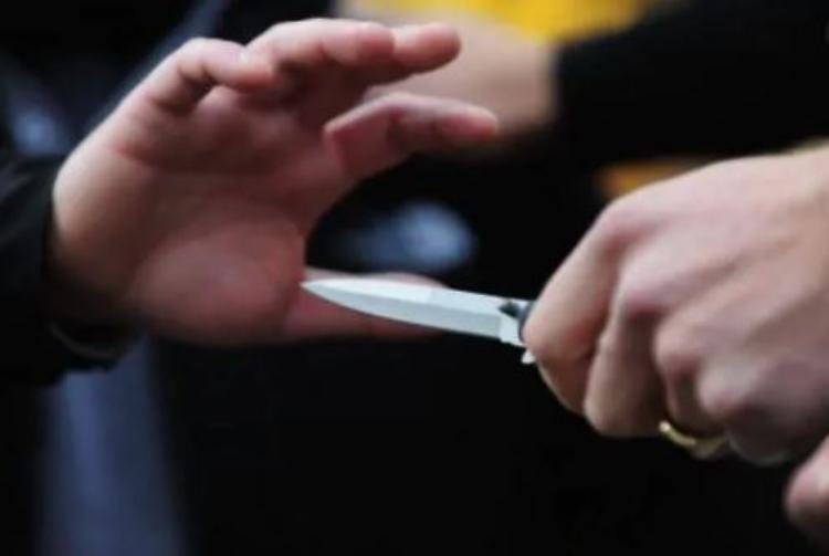 Appuntamento hard con la escort, ma è  un trans. Botte e rapina: clienti arrestati
