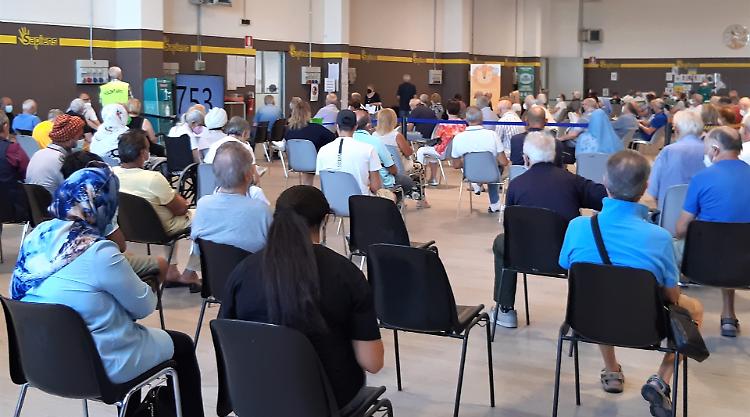 Covid, quarta dose per gli over 60, serve la prenotazione