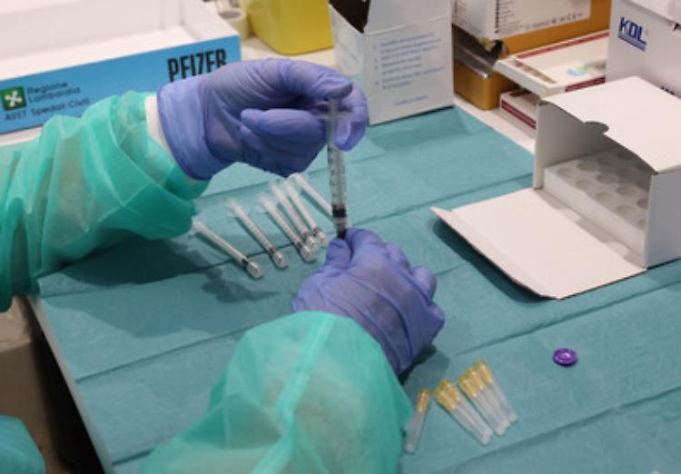 Covid, chiesta l'approvazione per il vaccino aggiornato Pfizer