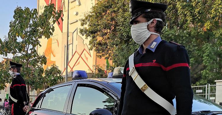 Castelvetro, dalle parole ai fatti: urla e botte al bar