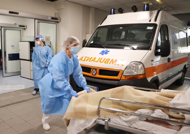 Covid: scende l'indice di contagio, aumentano i ricoveri in intensiva