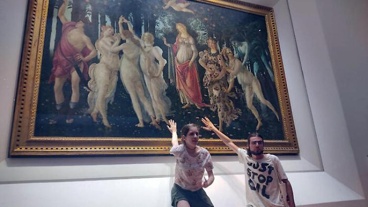 Blitz ambientalisti, incollati a vetro Primavera Botticelli 