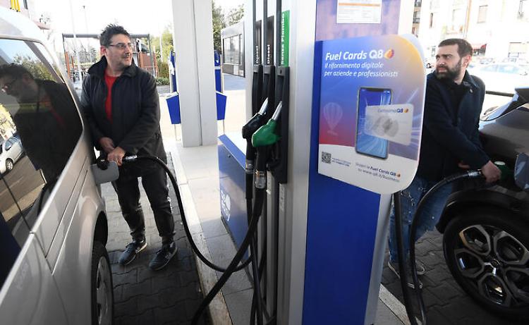 Dl aiuti, verso altra proroga al taglio delle accise della benzina