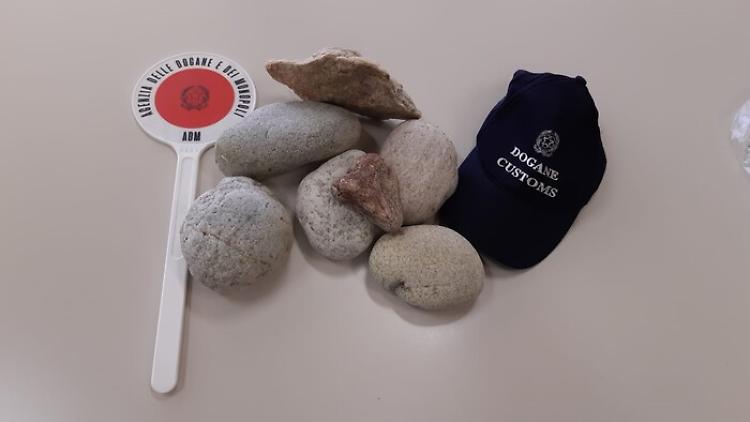 Spiagge sarde depredate: turisti fermati a Olbia con sassi