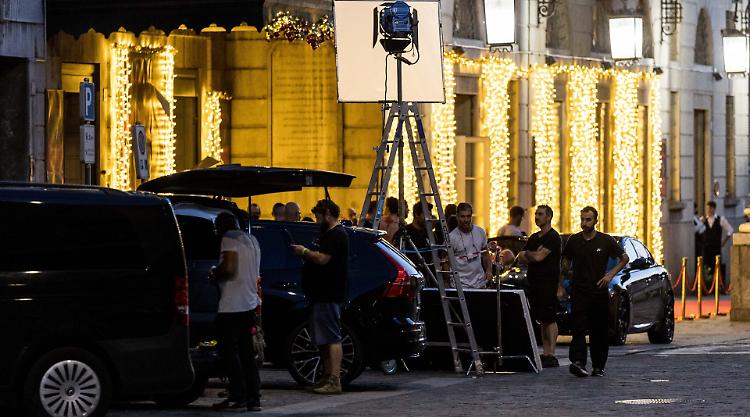 Cast blindato per Versace versione natalizia. E il Ponchielli si veste a festa
