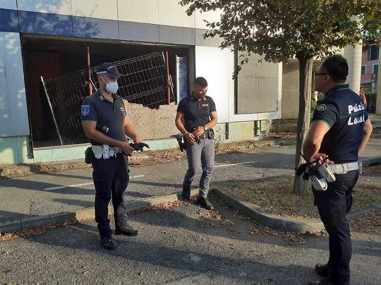 Sicurezza, iniziato lo sgombero dell'ecomostro di via Indipendenza