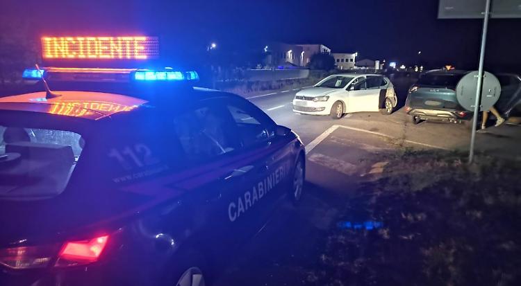 Scontro tra automobili, feriti lievemente i due guidatori
