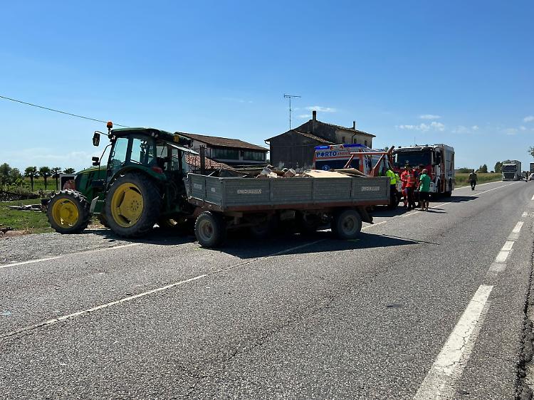 Incidente tra un'auto e un mezzo agricolo sulla statale