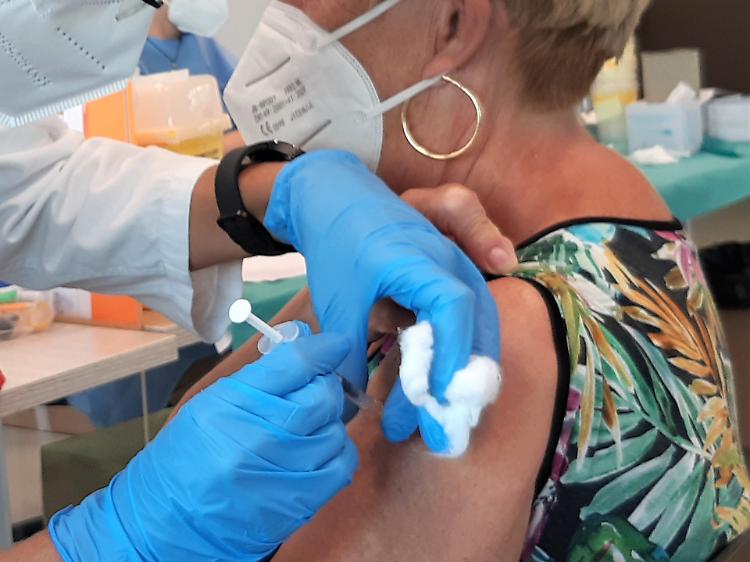 Tamponi molecolari e vaccinazioni: gli orari di agosto e le aperture straordinarie