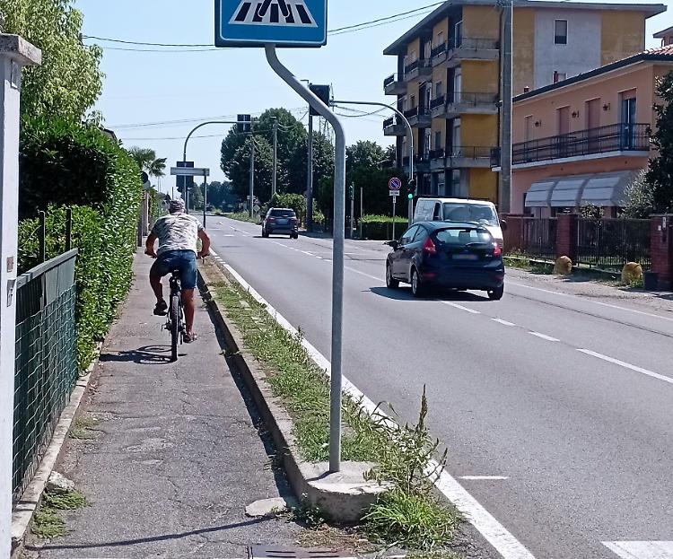 Il paradosso: sulla pista ciclabile vietate le... biciclette