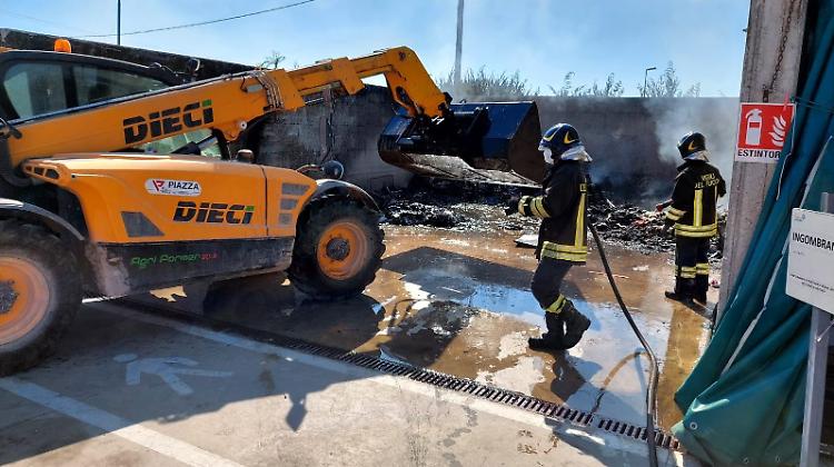 Incendio al centro raccolta rifiuti, disposta l’immediata chiusura per inagibilità