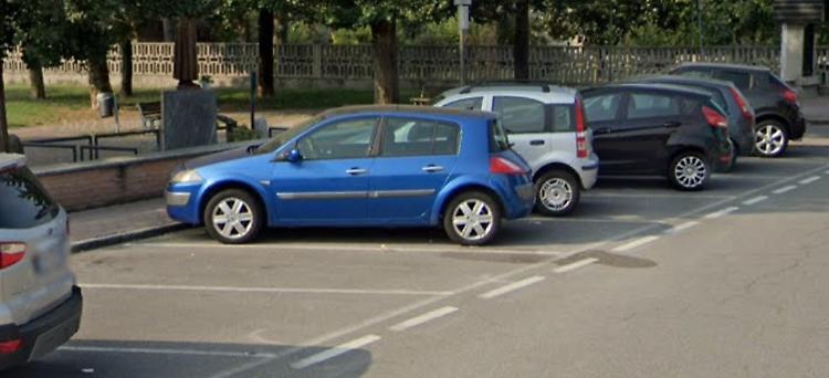 Dodici posti per le auto per mamme e papà
