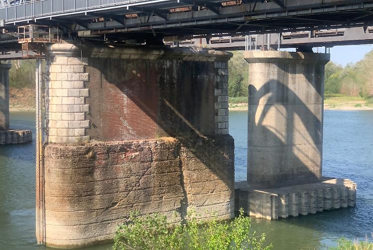 Travi arrugginite e crepe: le rughe del vecchio ponte