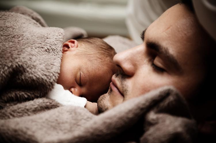 Congedo parentale, paternità e maternità: dal 13 agosto novità normative