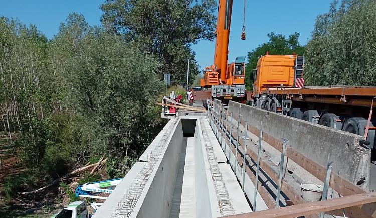 Ponte sul Po:  sostituita una trave