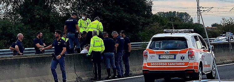 Folle sassaiola sull’A1, l’egiziano resta in cella
