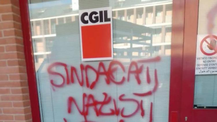 Cgil, vetrina imbrattata da scritte offensive
