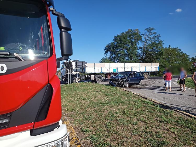 Scontro auto-camion: ferite serie per l'automobilista 
