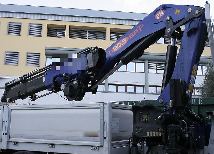 Camion si incastra sotto ponte a Brescia e causa gravi danni
