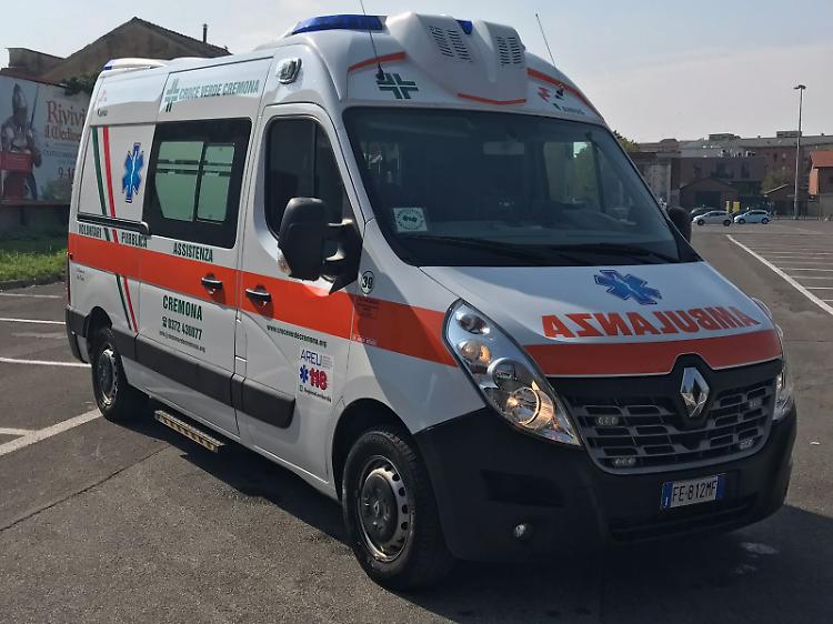 Caduta in moto in centro paese, due trentenni all'ospedale