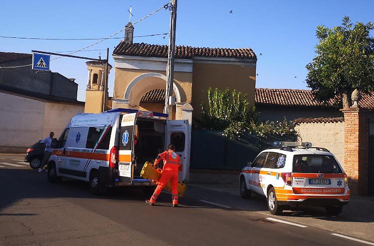 Perde il controllo dell'auto e si schianta contro il muretto del chiesuolo