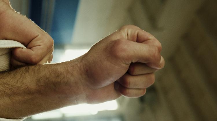 Provoca un incidente e pesta l'altro conducente, denunciato