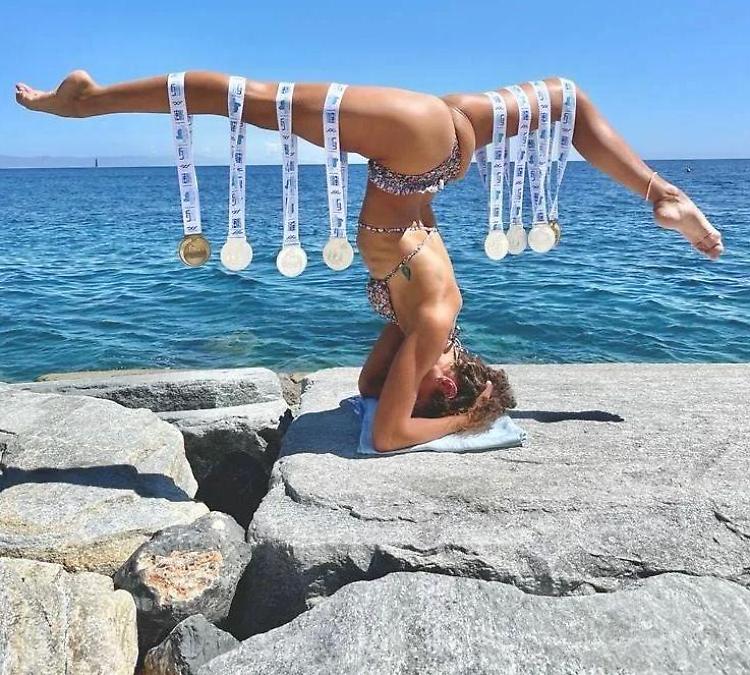 Foto iconica con le medaglie, la pluricampionessa Cerruti bersaglio di insulti e volgarità