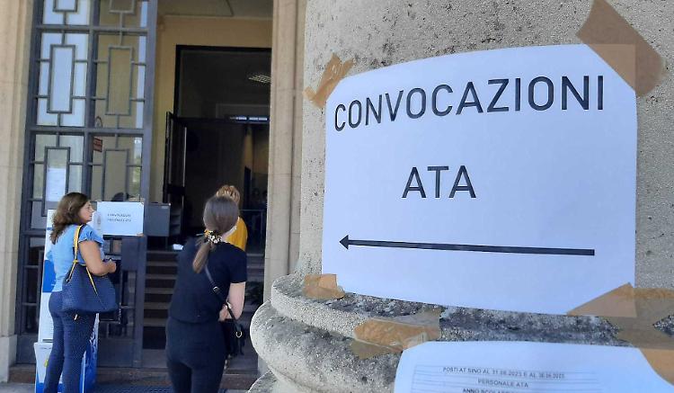 Fare il bidello non piace più: 26 posti occupati su 106