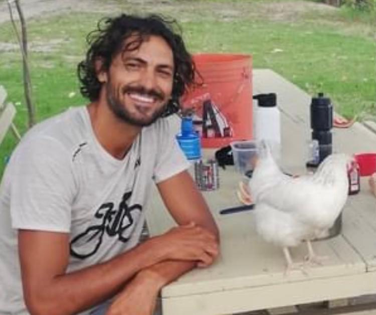 Lungo il Po con la sua gallina: viaggio a due verso il Tibet