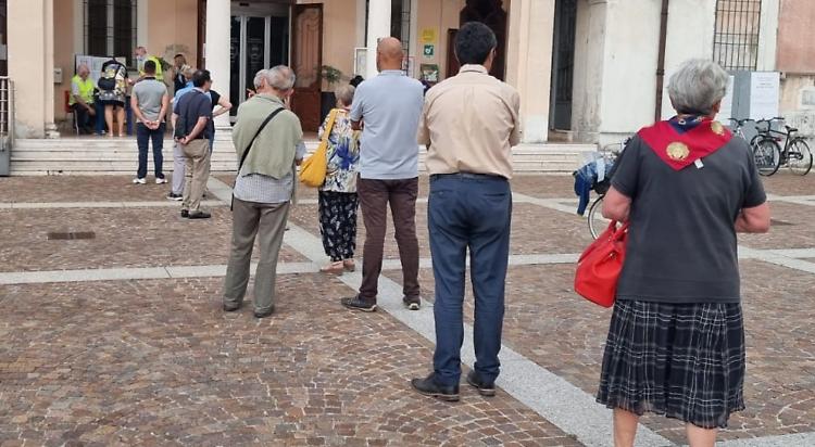 Tutti in coda per ricevere i kit e combattere l’incubo zanzare