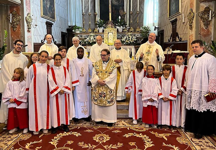 Mezzo secolo di messa, applausi per don Mario